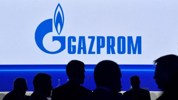 Das Logo von Gazprom wird bei einer Veranstaltung im Hintergrund gezeigt.