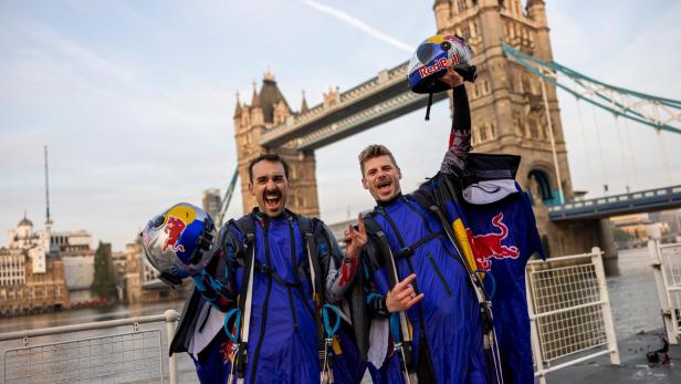 ++ HANDOUT ++ GROSSBRITANNIEN: ZWEI ÖSTERREICHISCHE SKYDIVER FLOGEN DURCH LONDONER TOWER BRIDGE ++ HANDOUT ++ GROSSBRITANNIEN: ZWEI ÖSTERREICHISCHE SKYDIVER FLOGEN DURCH LONDONER TOWER BRIDGE
