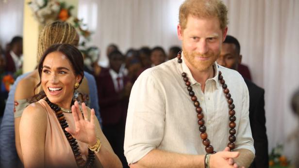 Meghan wegen "sehr unhöflicher" Interaktion während Nigeria-Tour mit Harry kritisiert