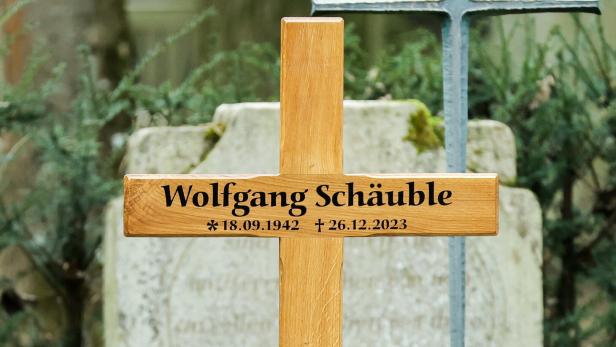 Unbekannter grub Loch an Grab von deutschem Politiker Schäuble