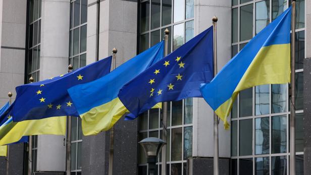 EU- und Ukraine-Flaggen wehen in Brüssel vor dem EU-Parlament.