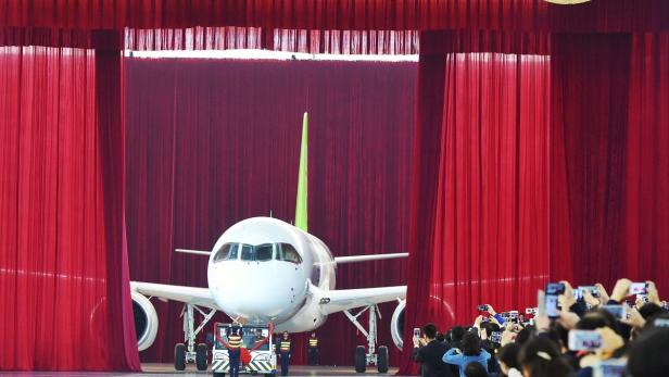 China präsentiert erstes eigenes Passagierflugzeug
