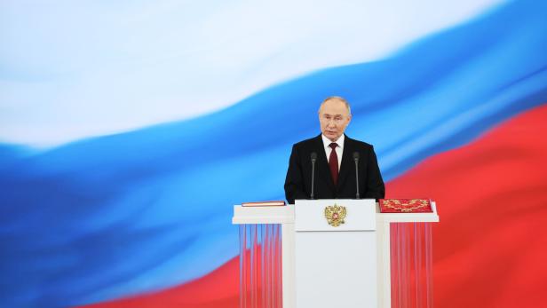 Präsident Wladimir Putin hat am Montag umfassende Änderungen im russischen Verteidigungsapparat vorgenommen.