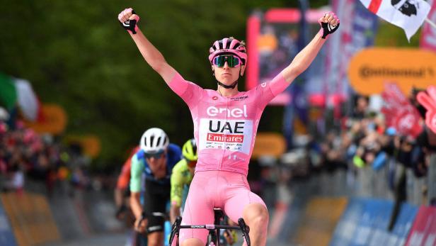 Tadej Pogacar jubelt über einen Etappensieg beim Giro d'Italia