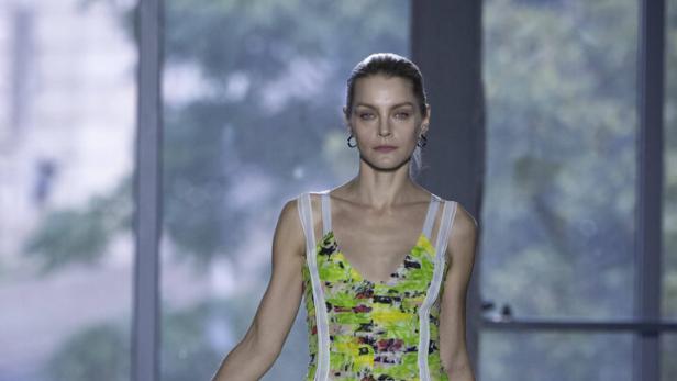 Ein Model präsentiert ein langes, blumengemustertes Kleid.