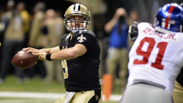 Ein Quarterback der New Orleans Saints bereitet sich auf einen Pass vor.