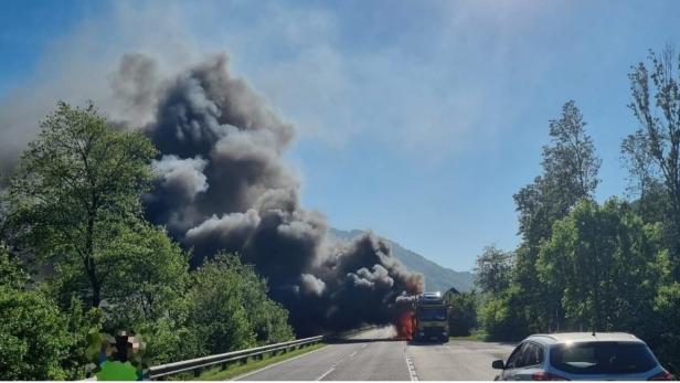 NÖ: Großbrand mit vier E-Autos auf Transportanhänger