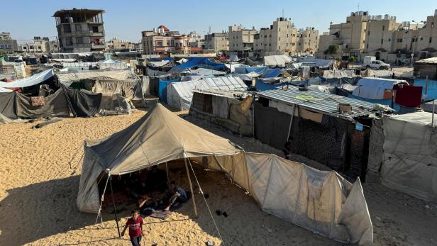 Palästinenser-Camp vor zerstörten Häusern von Rafah 