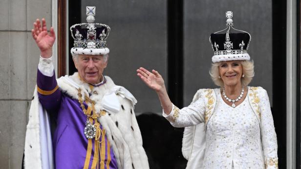 König Charles III. und Königin Camilla winken vom Balkon des Buckingham Palace.