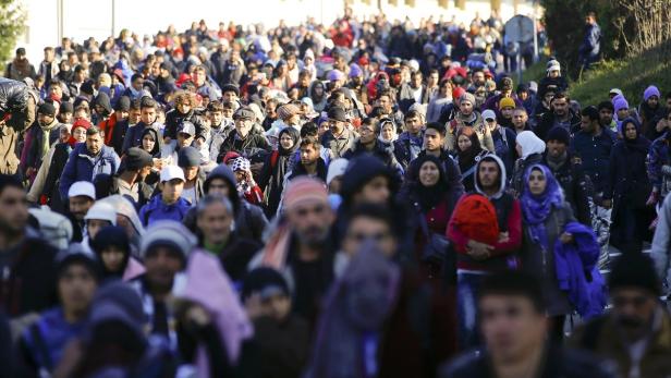 Tausende Flüchtlinge strömen auch am Montag von Sentilj nach Spielfeld.