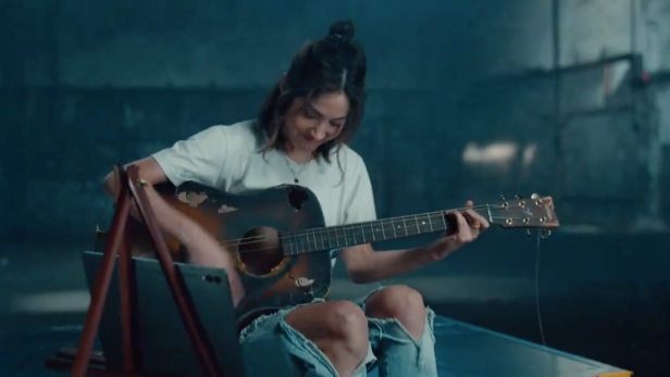 Frau spielt Gitarre, Ausschnitt aus dem Samsung-Spot