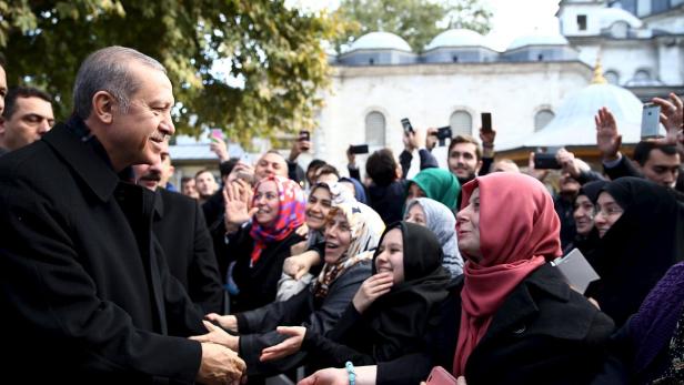 Mit dem Wahlergebnis hätten die Wähler ihren Wunsch nach &quot;Stabilität&quot; deutlich zum Ausdruck gebracht, sagte Erdogan.