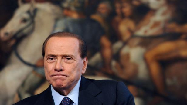 "Silvio ins Gefängnis": Abschied mit Buhrufen
