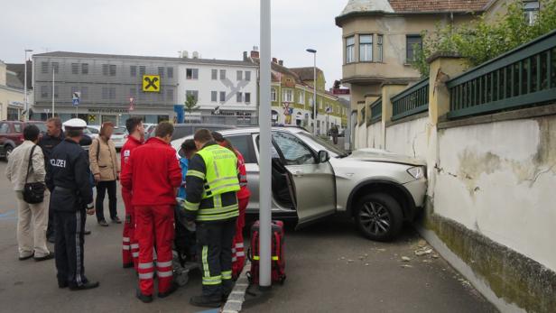 Die Rettung versorgte die verletzte Lenkerin