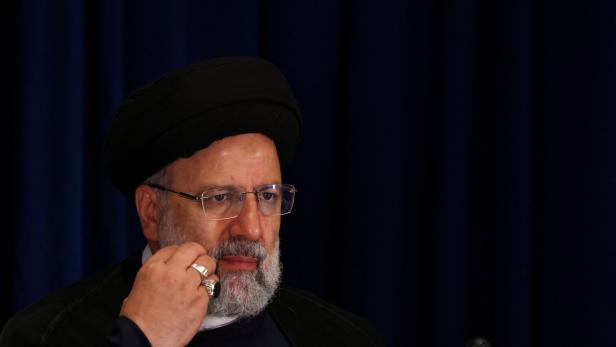Suche nach Absturz läuft: Irans Präsident Raisi offenbar in Lebensgefahr
