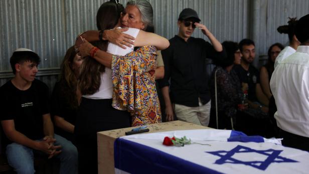 Hunderte Trauergäste bei Beisetzung von deutscher Hamas-Geisel Shani Louk