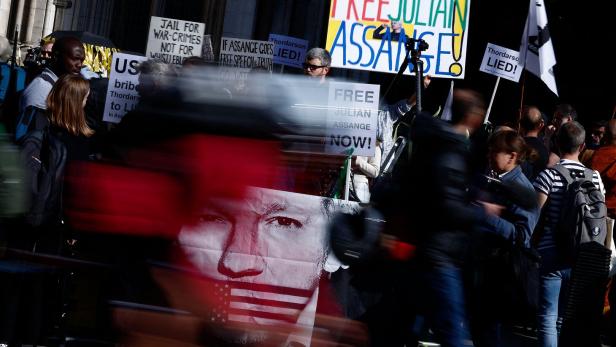 "Free Julian Assange": Wikileaks-Gründer darf gegen USA in Berufung gehen