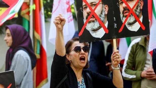 Tänze und Feuerwerke: Iraner weltweit feiern Tod von Präsident Raisi