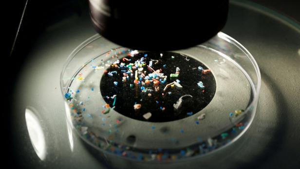 Nanoplastik wird mit einer Größe von unter 0,001 Millimeter definiert, Mikroplastik ist mit 0,001 bis 5,0 Millimeter teilweise noch mit freiem Auge sichtbar. 