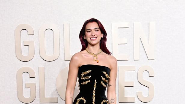 Dua Lipa posiert bei den Golden Globes.