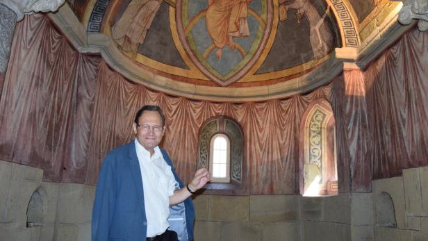 Karl Heinl im Innenraum des Karner