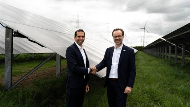 Borealis und Burgenland Energie unterzeichnen ersten langfristigen PPA für erneuerbare Wind- und Solarenergie in Österreich, am Bild Borealis CEO Thomas Gangl (li.) und Burgenland Energie CEO Stephan Sharma.