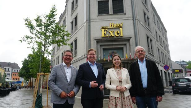 Stadthotel Exel mit neuen Besitzern Michael Nell und Lisa Siegl sowie Bürgermeister Christian Haberhauer (l.) und Verkäufer Josef Ertl (r.)