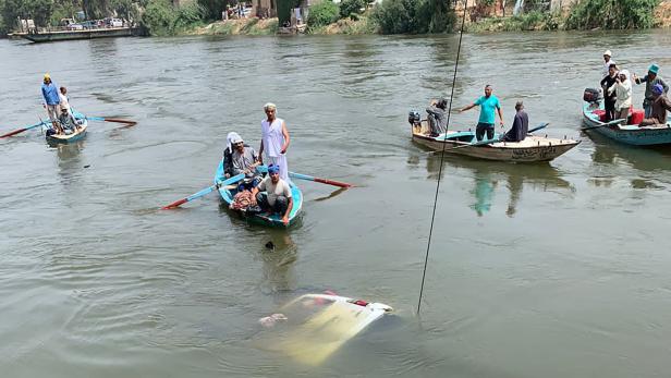 Ägypten: Kleinbus stürzte von Fähre in Nil, mindestens zehn Tote 