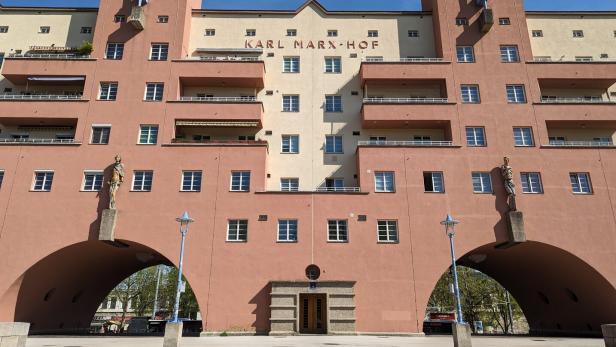 Der Karl-Marx-Hof präsentiert sich mit Bögen, Statuen und seiner markanten Fassade.