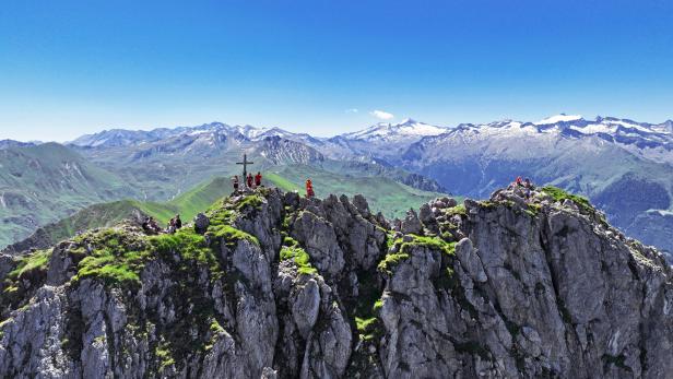 Die Drohne fliegt hoch oben, der Weg  aber führt unter dem Draugstein