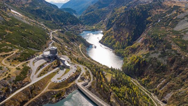 Luftaufnahme der Kölnbreinsperre in Österreich mit dem dazugehörigen Speichersee in den Bergen.