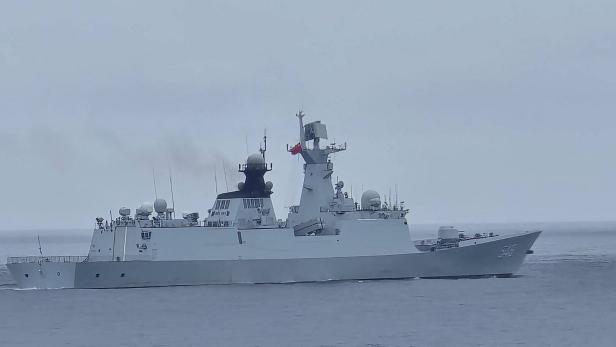 Ein chinesischer Zerstörer vom Typ 052D fährt auf dem Meer.