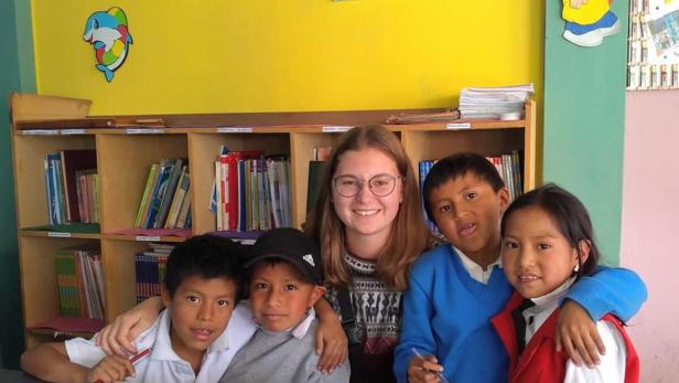 Sarah Svoboda mit ihren Schützlingen in der Fundación Don Bosco in Ambato (Ecuador).