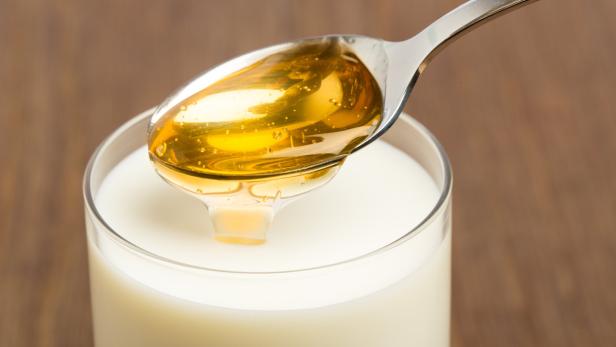 Der Klassiker Milch mit (aber auch ohne) Honig ist bei Erkältungen umstritten.