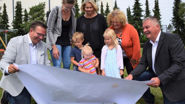 Im Vorjahr gaben Ortsvorsteher Anton Geister (re.) und Bürgermeister Christain Haberhauer (li.) erfreut den Grundkauf für den Großkindergarten in Hausmening bekannt