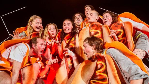 Und alle verbrutzeln sonnenverbrannt als Hot Dogs: Die Schauspiel-Studierenden im dritten Jahrgang des Max Reinhardt Seminars