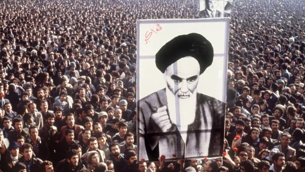 Islamische Revolution 1979: Menschenmassen protestieren in Teheran gegen den Schah und für Ajatollah Khomeini