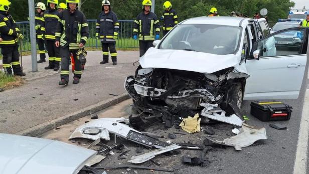 46-206118160 Frontalcrash auf Mauthausner Brücke: Zwei Schwerverletzte