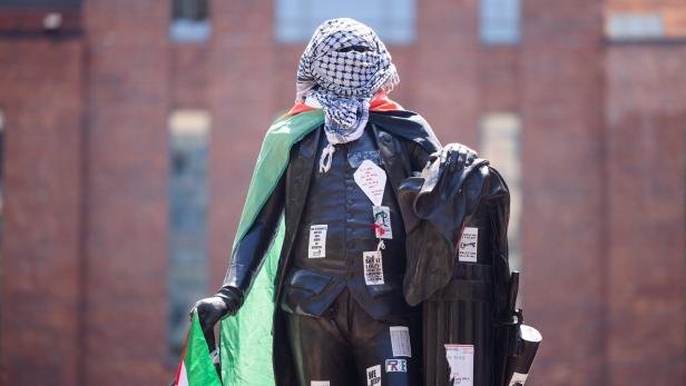 Eine State mit Palästinensertuch über dem Kopf