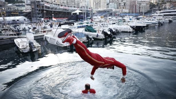 Charles Leclerc springt in Monaco ins Hafenbecken