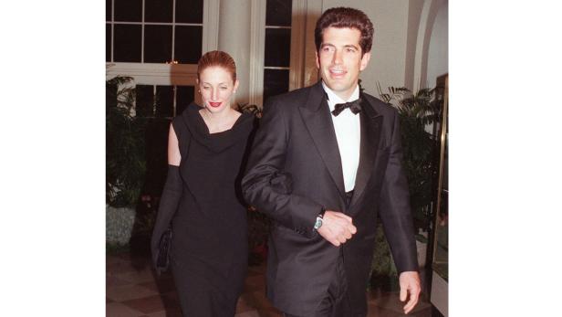 John F. Kennedy Jr. und Carolyn Bessette-Kennedy bei einer Veranstaltung.