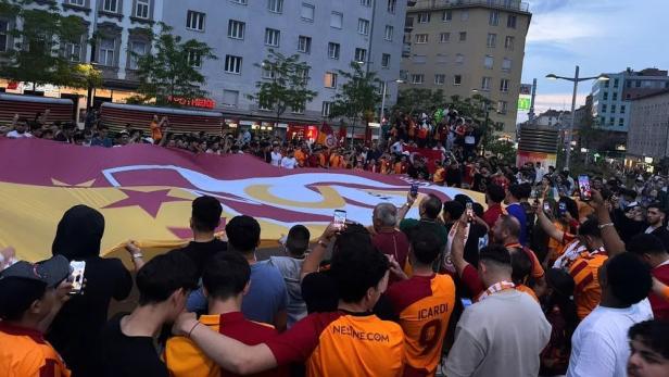 Hunderte türkische Fans stürmen Reumannplatz