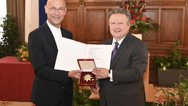 Landeshauptmann und Bürgermeister Michael Ludwig (r) verlieh im Wiener Rathaus das Goldene Ehrenzeichen für Verdienste um das Land Wien an Anton „Toni“ Faber, Dompfarrer des Wiener Stephansdoms.