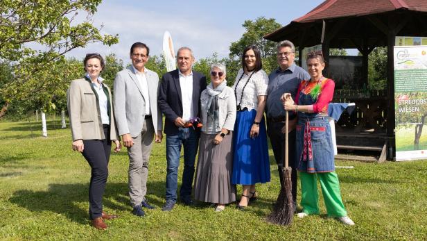 Marlene Hrabanek-Bunyai (Geschäftsführerin des Naturparks Rosalia-Kogelberg), Obmannstellvertreter Bürgermeister Gerald Hüller (Marz), Bürgermeister Günter Schmidt (Rohrbach), Obmannstellvertreterin Bürgermeisterin Ulrike Kitzinger (Sigless), Landeshauptmann-Stellvertreterin Astrid Eisenkopf, Vorstand des Naturparks Bürgermeister Kurt Fischer (Baumgarten) und Naturpark-Kräuterhexe Uschi Zezelitsch (v.li.).