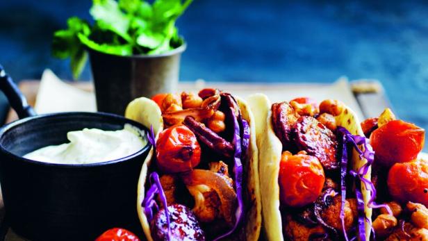 Tacos gefüllt mit Gemüse und Kichererbsen nach einem Rezept von Donna Hay.
