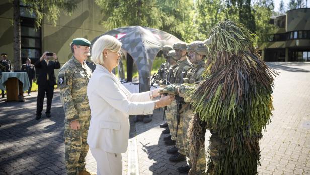 Ministerin Tanner verteilte Funkgeräte an Mitglieder der 7. Jägerbrigade in Amstetten