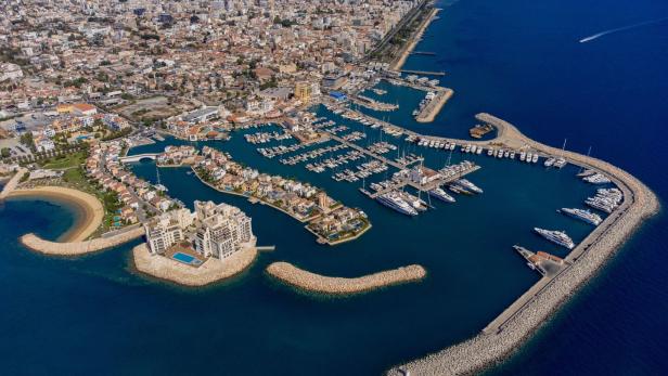 Luftaufnahme Limassol Marina in Zypern, Mittelmeer und Hafen, Hochhäuser am Strand und Yachten