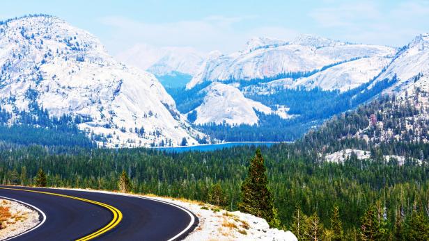 Tioga Pass Straße durch die Berglandschaft der Sierra Nevada in Amerika, schneebedeckte Gipfel und Wälder in Kalifornien