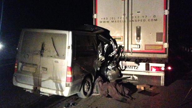 Drei Menschen kamen im Jänner bei diesem Verkehrsunfall auf der A4-Ostautobahn zwischen Gols und Mönchhof ums Leben.