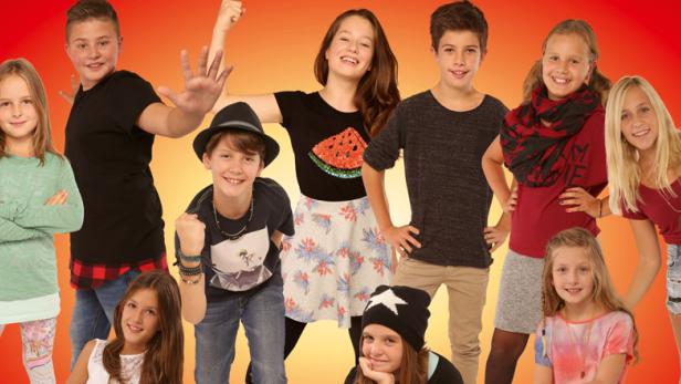 Eine Gruppe von zehn Kindern posiert vor einem roten Hintergrund.